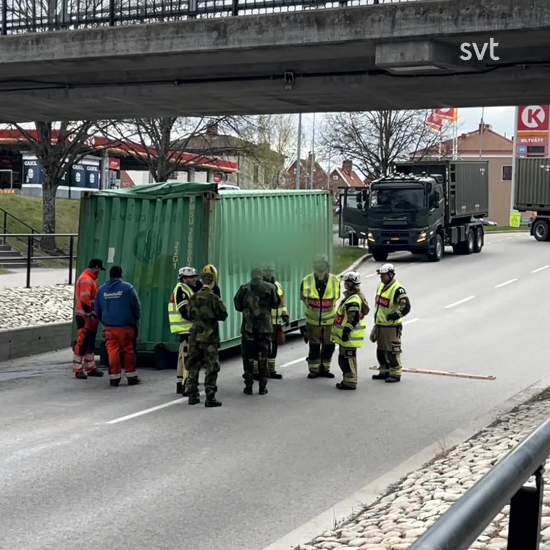 Militärlastbil har kört in i bro i Eskilstuna